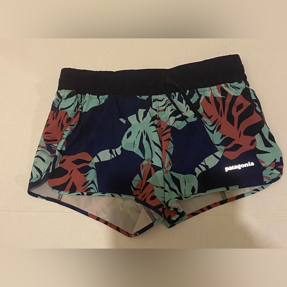 Patagonia Women's Tropical Print Athletic Shorts - Navy and Green🚨🚨🚨